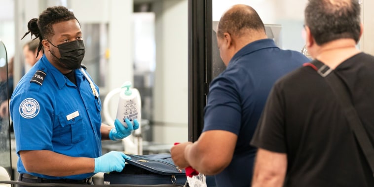 231023-atlanta-tsa-agent-security-airport-ac-1057p-a7f79d-1BOFtz.jpg